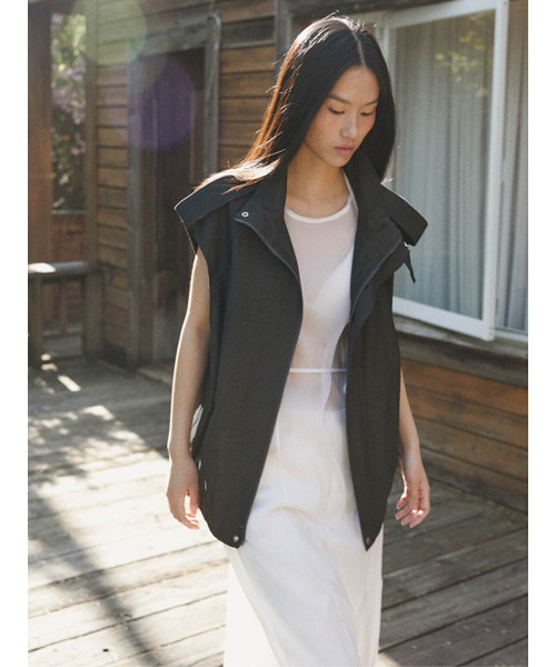 FROMWHERE（フロムウェア）の「HIGH NECKED OVERSIZED VEST BLACK（ベスト・レディース・ブラック・FREE）」の4枚目の写真