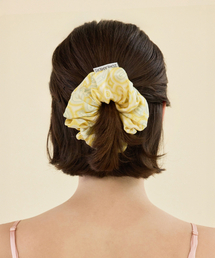 2DREAMERS（2ドリーマーズ）の「Letter Maze Yellow Silk Scrunchie（ヘアバンド）」