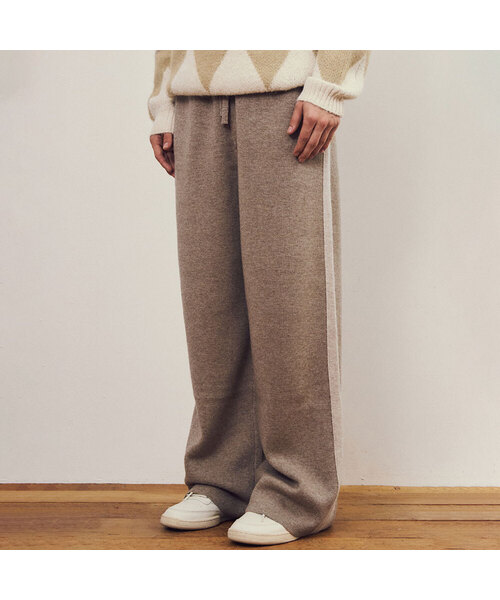 WEDNESDAY OASIS(ウェンズデーオアシス)の「オールウェイズ トラック シンボル ウール ニットパンツ 4COLOR(スウェットパンツ・メンズ・Cream/チャコール/Beige/ブラック・MEDIUM/LARGE)」の4枚目の写真