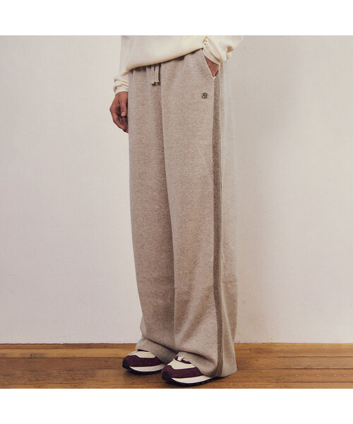 WEDNESDAY OASIS(ウェンズデーオアシス)の「オールウェイズ トラック シンボル ウール ニットパンツ 4COLOR(スウェットパンツ・メンズ・Cream/チャコール/Beige/ブラック・MEDIUM/LARGE)」の1枚目の写真