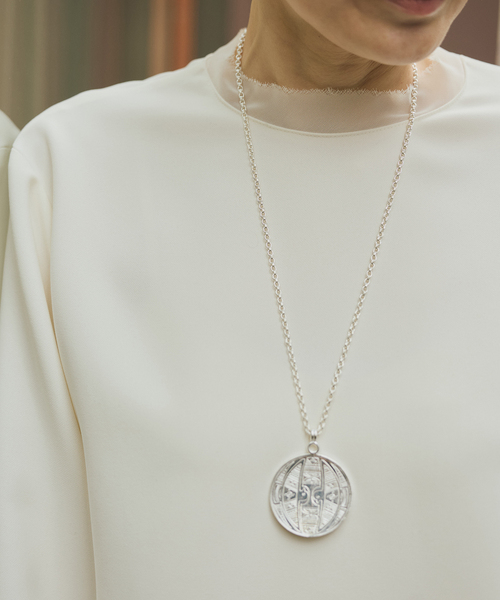 VERMEIL par iena(ヴェルメイユパーイエナ)の「ADRAR アドラル BIRD コインネックレス(ネックレス・レディース・シルバー・FREE)」の4枚目の写真