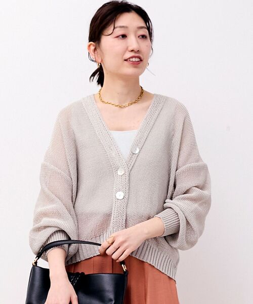 le.coeur blanc（ルクールブラン）の「ペーパーヤーンVネックカーディガン（カーディガン/ボレロ・レディース・ブラック/ベージュ/オフホワイト/ブルー・38）」の4枚目の写真
