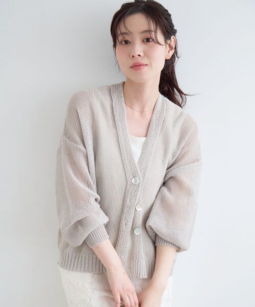 le.coeur blanc(ルクールブラン)の「ペーパーヤーンVネックカーディガン(カーディガン/ボレロ・レディース・ブラック/ベージュ/オフホワイト/ブルー・38)」の6枚目の写真