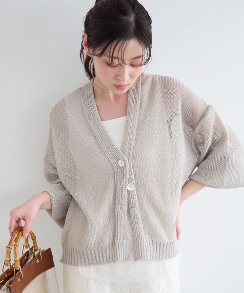 le.coeur blanc(ルクールブラン)の「ペーパーヤーンVネックカーディガン(カーディガン/ボレロ・レディース・ブラック/ベージュ/オフホワイト/ブルー・38)」の8枚目の写真