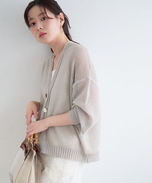 le.coeur blanc(ルクールブラン)の「ペーパーヤーンVネックカーディガン(カーディガン/ボレロ・レディース・ブラック/ベージュ/オフホワイト/ブルー・38)」の12枚目の写真