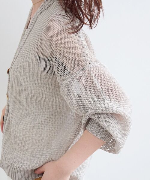 le.coeur blanc(ルクールブラン)の「ペーパーヤーンVネックカーディガン(カーディガン/ボレロ・レディース・ブラック/ベージュ/オフホワイト/ブルー・38)」の13枚目の写真