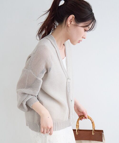 le.coeur blanc(ルクールブラン)の「ペーパーヤーンVネックカーディガン(カーディガン/ボレロ・レディース・ブラック/ベージュ/オフホワイト/ブルー・38)」の15枚目の写真