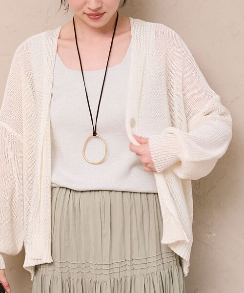le.coeur blanc（ルクールブラン）の「ペーパーヤーンVネックカーディガン（カーディガン/ボレロ・レディース・ブラック/ベージュ/オフホワイト/ブルー・38）」の5枚目の写真