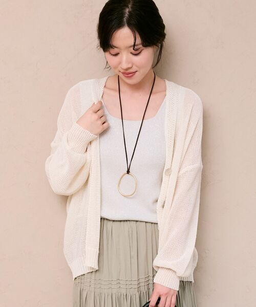le.coeur blanc（ルクールブラン）の「ペーパーヤーンVネックカーディガン（カーディガン/ボレロ・レディース・ブラック/ベージュ/オフホワイト/ブルー・38）」の6枚目の写真