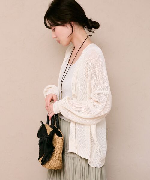 le.coeur blanc（ルクールブラン）の「ペーパーヤーンVネックカーディガン（カーディガン/ボレロ・レディース・ブラック/ベージュ/オフホワイト/ブルー・38）」の7枚目の写真