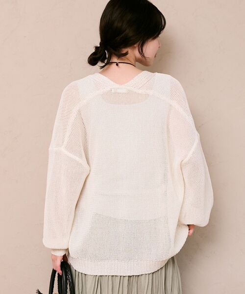 le.coeur blanc（ルクールブラン）の「ペーパーヤーンVネックカーディガン（カーディガン/ボレロ・レディース・ブラック/ベージュ/オフホワイト/ブルー・38）」の8枚目の写真