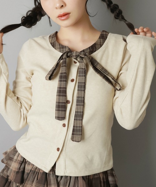 SPINNS(スピンズ)の「チェックリボンが視線を奪う♪レイヤード風ガーリートップス(Tシャツ/カットソー・レディース・チャコール/ブラウン/アイボリー・ONESIZE)」の5枚目の写真