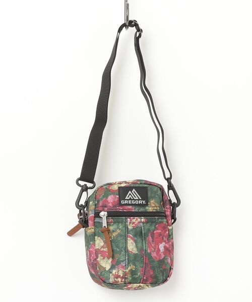 GREGORY(グレゴリー)の「クイックポケットM QUICK POCKET M ボタニカルタペストリー(ショルダーバッグ・メンズ・レッド系その他・ONE SIZE)」の1枚目の写真