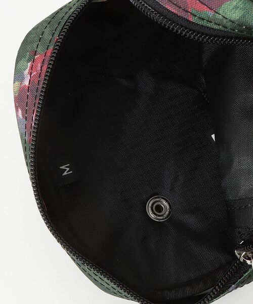 GREGORY(グレゴリー)の「クイックポケットM QUICK POCKET M ボタニカルタペストリー(ショルダーバッグ・メンズ・レッド系その他・ONE SIZE)」の4枚目の写真