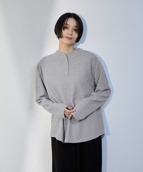 Mac-House(マックハウス)の「milli de l'air ワッフルヘンリーネックプルオーバー(Tシャツ/カットソー・レディース・グレー/ホワイト/ネイビー・M)」の17枚目の写真