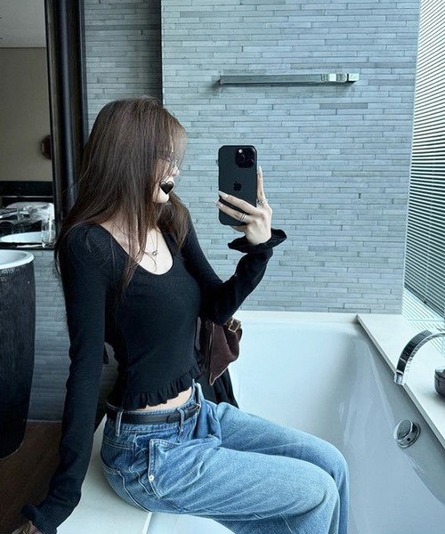 HALEY PESCA(ヘーリーペスカ)の「HALEY PESCA/シンプルスクープド・ネックフリルトップス(Tシャツ/カットソー・レディース・ブラック/グレー・MEDIUM/SMALL)」の3枚目の写真