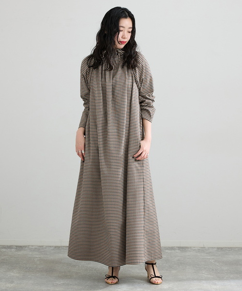 IENA（イエナ）の「THE M ギャザーネックワンピース（ワンピース・レディース・ベージュ系その他・36/38）」の11枚目の写真