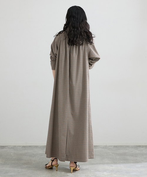 IENA（イエナ）の「THE M ギャザーネックワンピース（ワンピース・レディース・ベージュ系その他・36/38）」の17枚目の写真