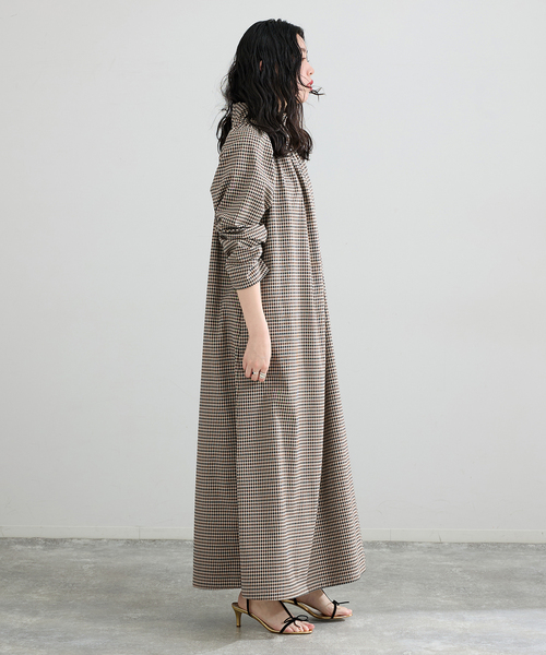 IENA（イエナ）の「THE M ギャザーネックワンピース（ワンピース・レディース・ベージュ系その他・36/38）」の18枚目の写真