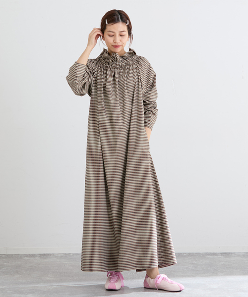 IENA（イエナ）の「THE M ギャザーネックワンピース（ワンピース・レディース・ベージュ系その他・36/38）」の19枚目の写真