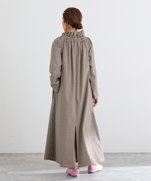 IENA（イエナ）の「THE M ギャザーネックワンピース（ワンピース・レディース・ベージュ系その他・36/38）」の21枚目の写真