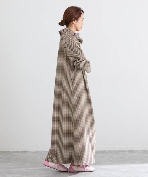 IENA（イエナ）の「THE M ギャザーネックワンピース（ワンピース・レディース・ベージュ系その他・36/38）」の22枚目の写真