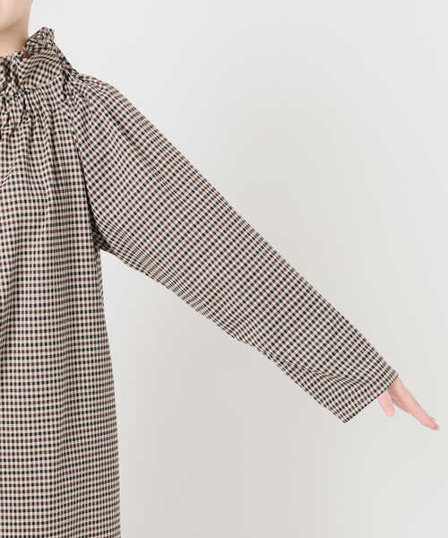 IENA（イエナ）の「THE M ギャザーネックワンピース（ワンピース・レディース・ベージュ系その他・36/38）」の3枚目の写真