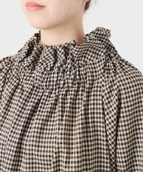 IENA（イエナ）の「THE M ギャザーネックワンピース（ワンピース・レディース・ベージュ系その他・36/38）」の8枚目の写真