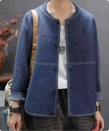 I.O.E（アイオイ）の「ステッチラインデザインニットカーディガン（ノーカラージャケット）」