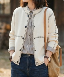 I.O.E（アイオイ）の「ステッチラインデザインニットカーディガン（ノーカラージャケット）」