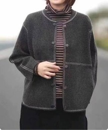 I.O.E（アイオイ）の「ステッチラインデザインニットカーディガン（ノーカラージャケット）」