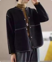 I.O.E（アイオイ）の「ステッチラインデザインニットカーディガン（ノーカラージャケット）」