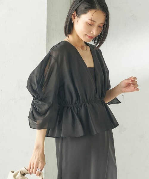 ships little black(シップスリトルブラック)の「【SHIPS別注】troisiemeCHACO:〈手洗い可能〉シアー ボレロ ブラウス(セレモニー対応可)(シャツ/ブラウス・レディース・ベージュ/ブラック・ONE SIZE)」の2枚目の写真