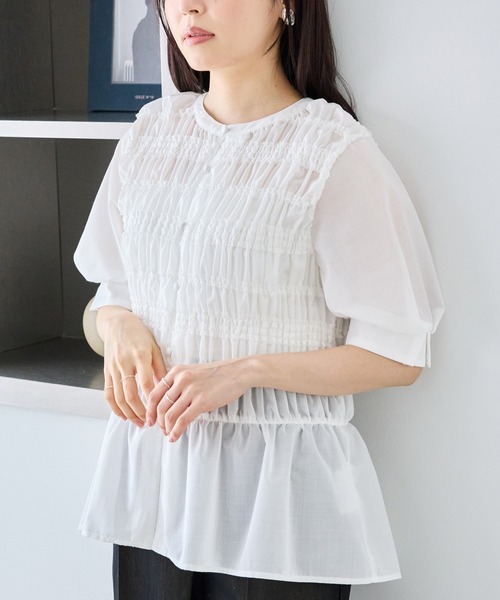 LAVEANGE(ラビアンジェ)の「シャーリングブラウス|華奢見えも、おしゃれも叶える主役ブラウス/大人フェミニン/ギャザーブラウス/着映え/シアー/体型カバー(シャツ/ブラウス・レディース・ブルー/オフホワイト・M/5L/4L/3L/LL)」の1枚目の写真