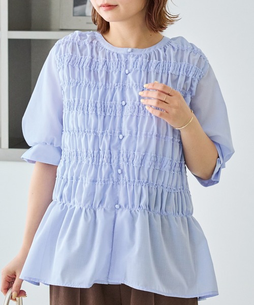 LAVEANGE(ラビアンジェ)の「シャーリングブラウス|華奢見えも、おしゃれも叶える主役ブラウス/大人フェミニン/ギャザーブラウス/着映え/シアー/体型カバー(シャツ/ブラウス・レディース・ブルー/オフホワイト・M/5L/4L/3L/LL)」の2枚目の写真