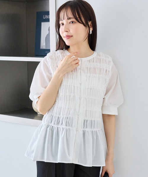 LAVEANGE(ラビアンジェ)の「シャーリングブラウス|華奢見えも、おしゃれも叶える主役ブラウス/大人フェミニン/ギャザーブラウス/着映え/シアー/体型カバー(シャツ/ブラウス・レディース・ブルー/オフホワイト・M/5L/4L/3L/LL)」の19枚目の写真