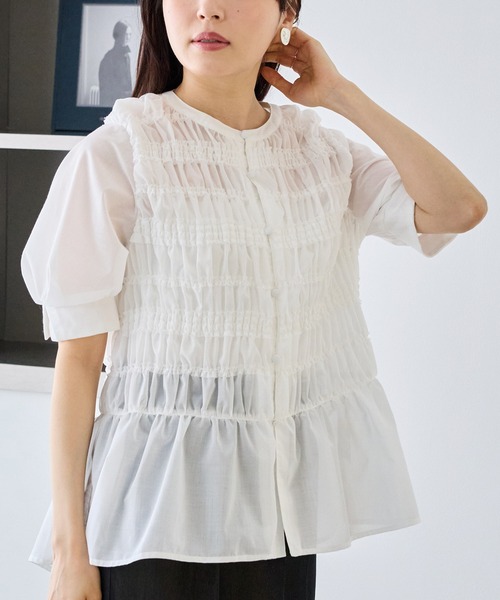 LAVEANGE(ラビアンジェ)の「シャーリングブラウス|華奢見えも、おしゃれも叶える主役ブラウス/大人フェミニン/ギャザーブラウス/着映え/シアー/体型カバー(シャツ/ブラウス・レディース・ブルー/オフホワイト・M/5L/4L/3L/LL)」の18枚目の写真