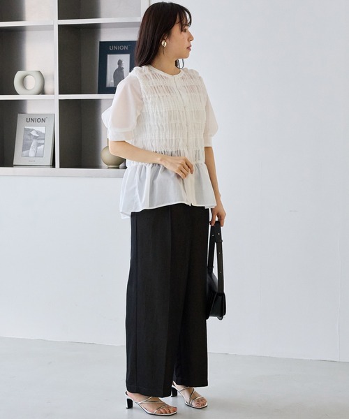 LAVEANGE(ラビアンジェ)の「シャーリングブラウス|華奢見えも、おしゃれも叶える主役ブラウス/大人フェミニン/ギャザーブラウス/着映え/シアー/体型カバー(シャツ/ブラウス・レディース・ブルー/オフホワイト・M/5L/4L/3L/LL)」の10枚目の写真
