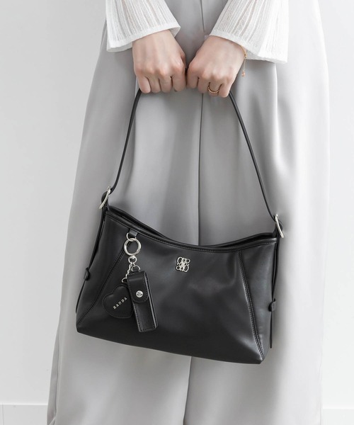 RANDA(ランダ)の「チャーム付きワンショルダーバッグ(ショルダーバッグ・レディース・アイボリー/ベージュ/ブラック・FREE)」の2枚目の写真
