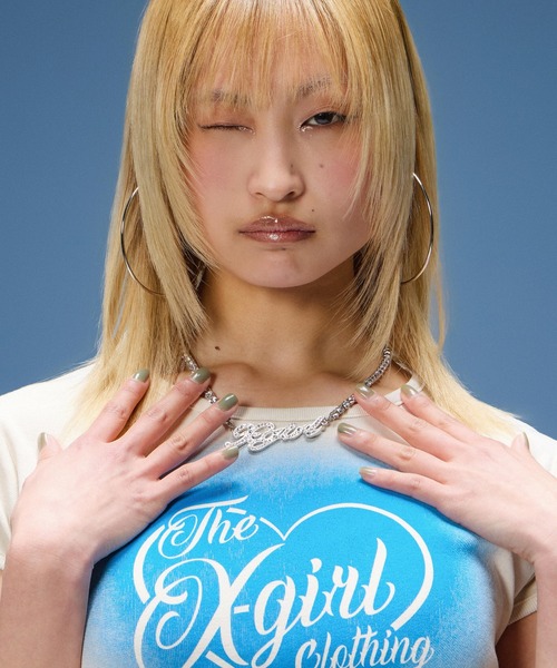 X-girl(エックスガール)の「RHINESTONE CURSIVE LOGO NECKLACE(ネックレス・レディース・シルバー・ONE SIZE)」の3枚目の写真