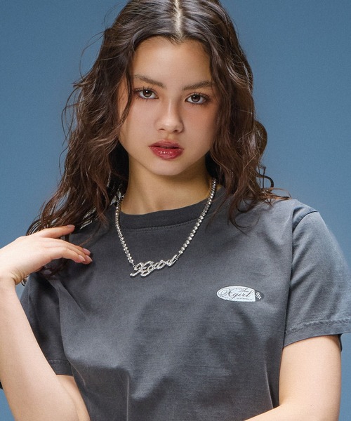 X-girl(エックスガール)の「RHINESTONE CURSIVE LOGO NECKLACE(ネックレス・レディース・シルバー・ONE SIZE)」の5枚目の写真