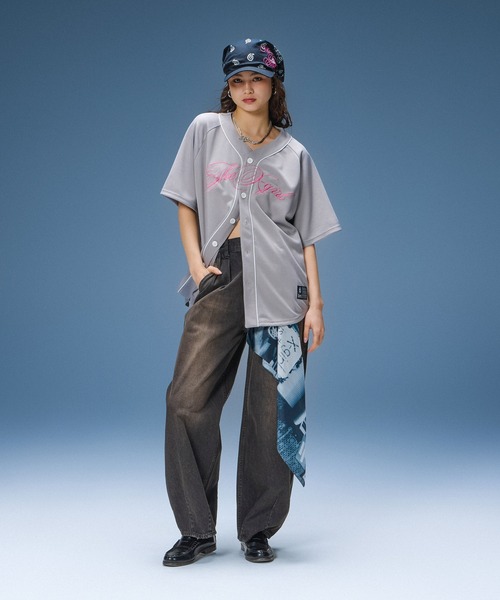 X-girl(エックスガール)の「RHINESTONE CURSIVE LOGO NECKLACE(ネックレス・レディース・シルバー・ONE SIZE)」の8枚目の写真
