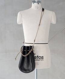 Iroquois（イロコイ）の「SENTI センティ / Dyneema Leather MEDICINE BAG L+HAND STRAP / ダイニーマレザー メディスンバッグ L+ハンドストラップ / 3042（ショルダーバッグ）」