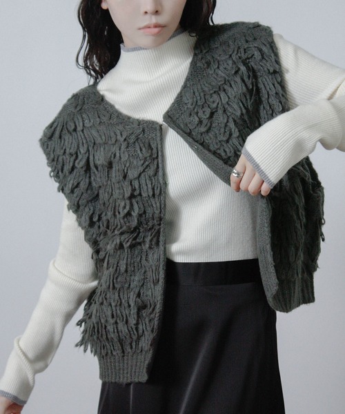 NYLAUS(ナイラス)の「【SG】ショート丈 ループフリンジニットベスト(ベスト・レディース・アイボリー/チャコールグレー・M)」の2枚目の写真