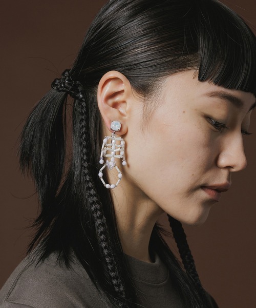 NON TOKYO（ノントーキョー）の「CRYSTAL SKELETON EARRING（イヤリング・レディース・ホワイト/グリーン/ピンク・FREE）」の5枚目の写真