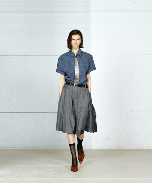 YUJI(ユジ)の「MIDI PLEATED SKIRT GREY(スカート・レディース・グレー・SMALL/MEDIUM/X-SMALL)」の2枚目の写真
