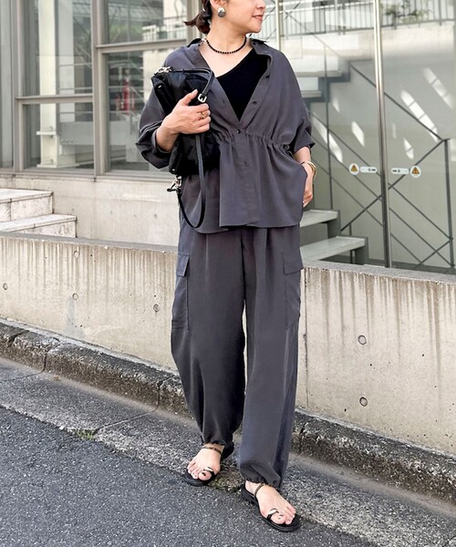 NOLLEY’S(ノーリーズ)の「《セットアップ対応》ウォッシャブルサンドウォッシュカーゴパンツ(カーゴパンツ・レディース・ベージュ/チャコールグレー・38/36)」の10枚目の写真
