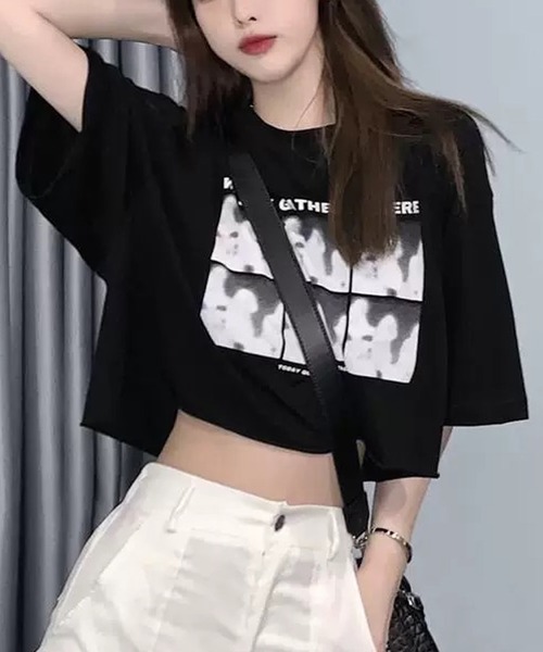 shopnikoniko(ショップニコニコ)の「プリントTシャツ 半袖 ショート丈 フォトプリント 韓国 y2k クロップド丈 モノクロプリント Tシャツ(Tシャツ/カットソー・レディース・ホワイト/ブラック・フリー)」の1枚目の写真