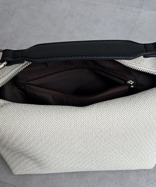 Chez toi（シェトワ）の「キャンバス見え合皮2WAYBAG（トートバッグ・レディース・ベージュ/ホワイト/ブラック・FREE）」の10枚目の写真