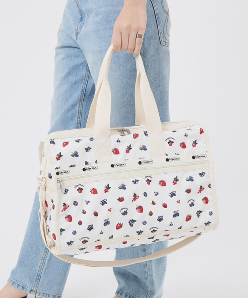 LeSportsac（レスポートサック）の「DELUXE MED WEEKENDER ベリーメロウ（ボストンバッグ・レディース・ホワイト・FREE）」の2枚目の写真